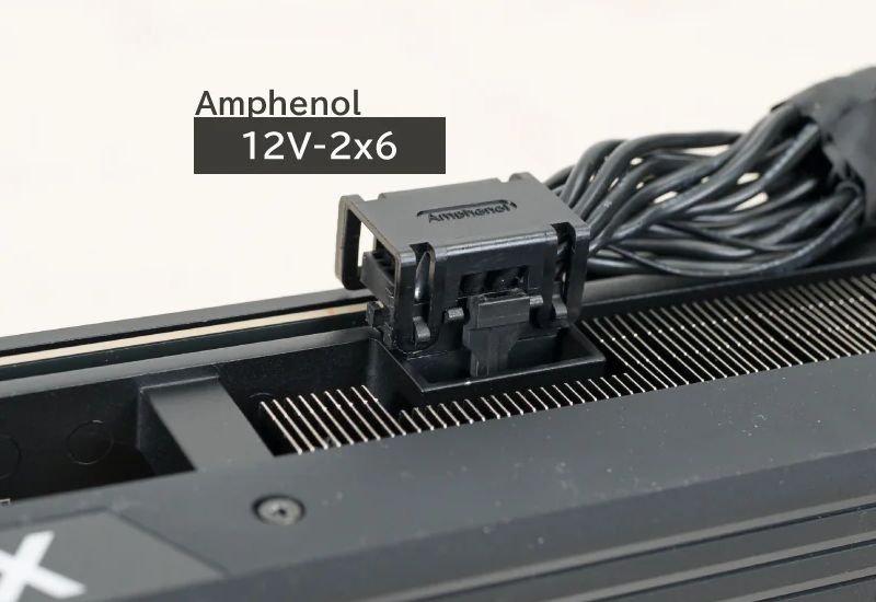 델은 비디오 카드가 녹는 것을 방지하기 위해 논란이 된 16-연결 전원 커넥터를 고정했습니다