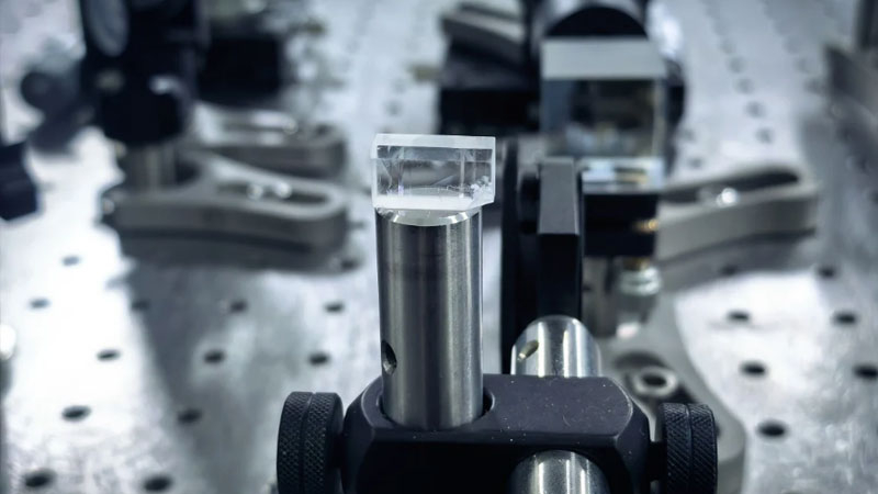 중국에서 이전에 접근이 어려웠던 VUV 대역에 진입할 수 있는 소형 고체 레이저를 개발했으며, 이는 과학 연구, 우주 기술 및 칩 제조 분야에서 새로운 가능성을 열어 주었습니다