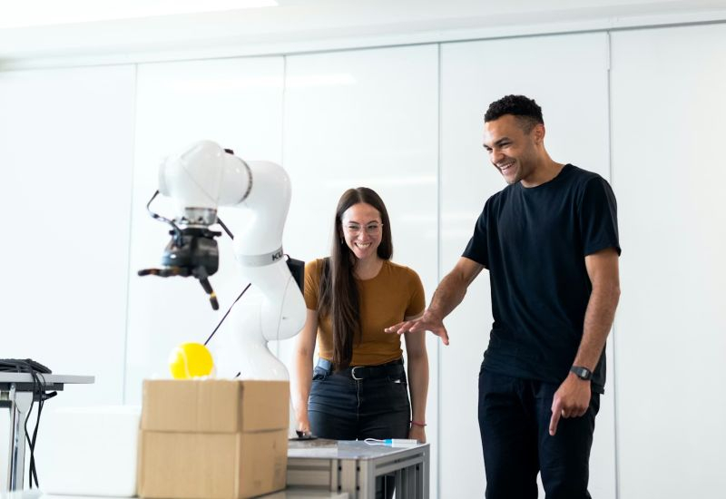 인공지능 봇으로 직원들을 대체한 기업의 절반은 2025년에 인력을 복귀시킬 계획입니다