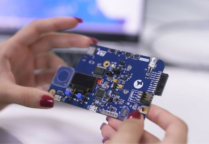 중국은 인공지능을 활용하면 2028년까지 전 세계 대량 반도체 시장의 42 %를 차지할 수 있다.