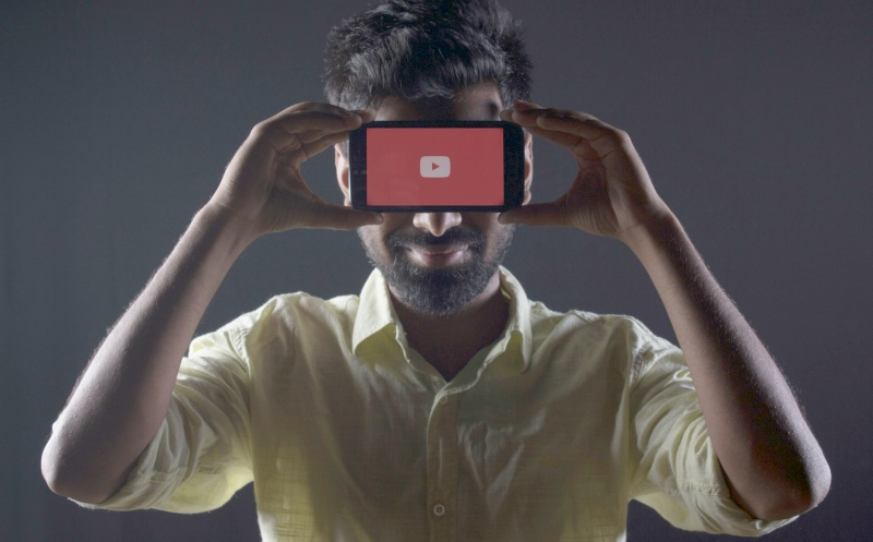 유튜브가 전 세계 텔레비전 시청에 필수 광고를 도입합니다