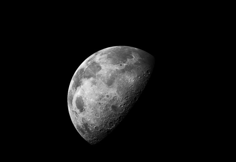 이런 번역은 다음과 같습니다:

일론 머스크는 거대한 발사용 카타펠트(카타펠트)를 사용해 달에 인공지능용 위성 네트워크를 구축할 계획이다