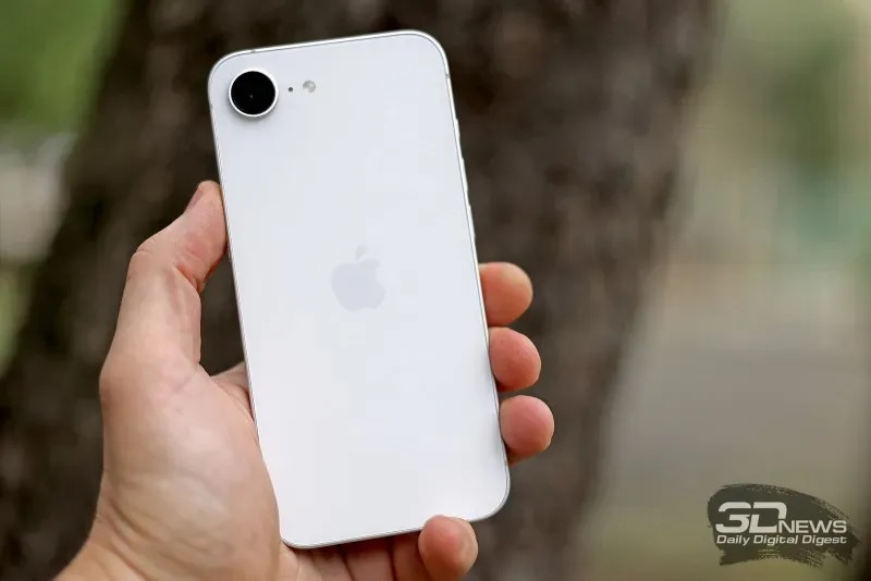 iPhone 17e는 iPhone 16e 가격에 판매되지만, A19 칩과 MagSafe 충전을 지원합니다.