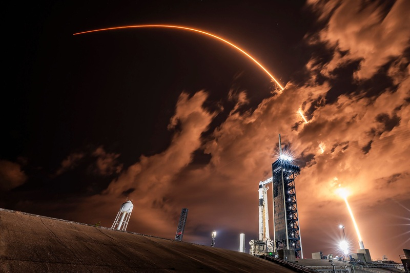 FCC 규제 기관은 아마존을 비판했습니다: 먼저 자체 위성을 배치하고 나서 SpaceX를 불평하세요.