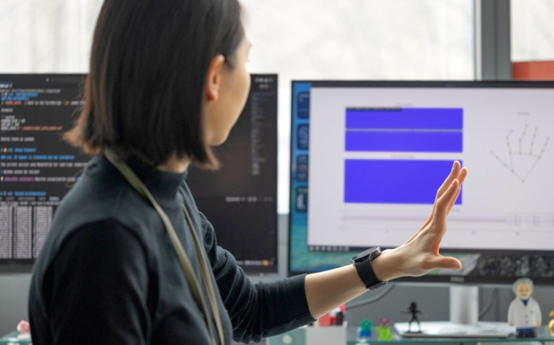 연구자들은 AI를 사용해 일반 스마트워치를 손 움직임을 정밀하게 측정하는 기기로 변환했습니다