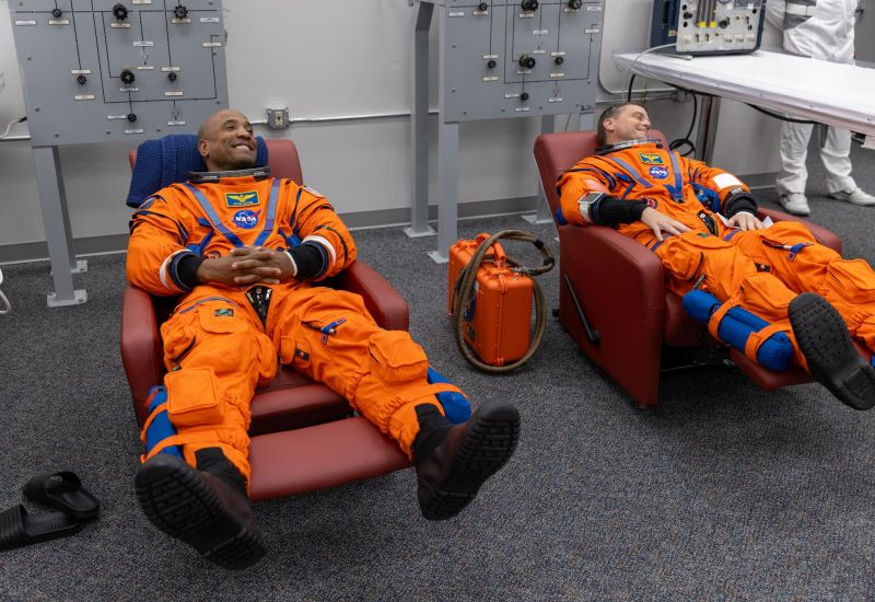 NASA는 이제 아르테미스 II 달 임무 중에 우주비행사들이 아이폰을 가져갈 수 있도록 허용합니다