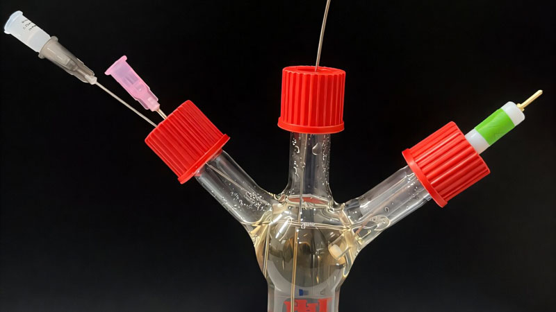 세균이 위험 물질을 찾으면 전기를 생성하도록 만들었으며, 그들을 세포에 가두어 이를 수행했습니다