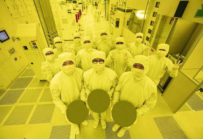 세계 반도체 시장은 올해 안에 이미 1조 달러 규모에 이를 것이며, 이는 인공지능 발전 덕분에 계획보다 네 해 앞서 이루어질 것입니다