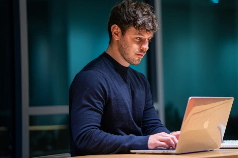 인공지능의 활동적인 사용자들은 직업적 소진 위험이 증가했습니다