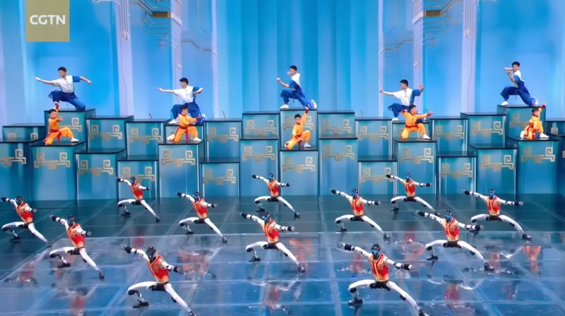 중국은 새해 주요 쇼에서 인간형 로봇을 선보이며 그들의 쿵푸를 보여주었다