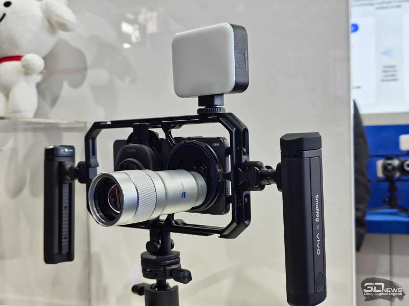 비보는 확장된 카메라가 장착된 스마트폰 X300 Ultra를 발표했고, 중국 이외 지역에서도 접근 가능하도록 약속했다