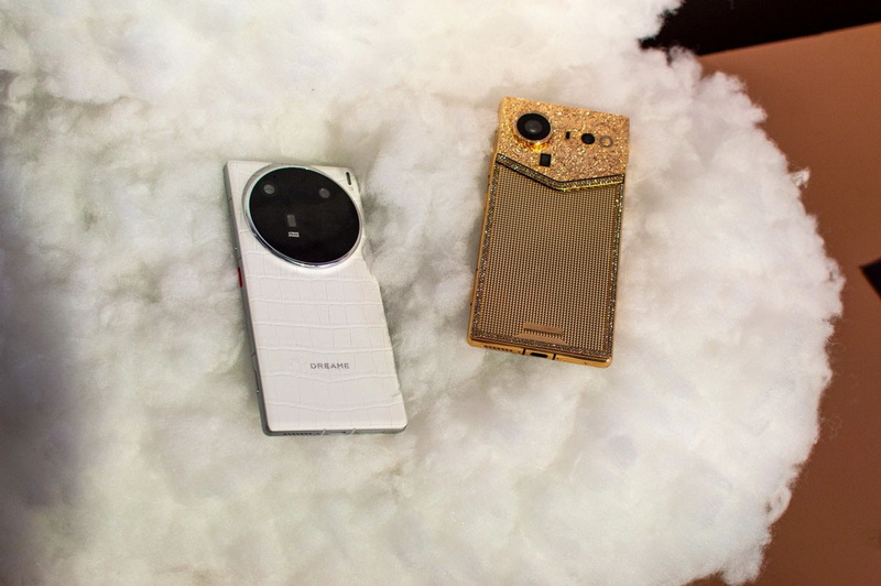 드리미는 세 대의 스마트폰으로 구성된 새로운 라인업을 발표했습니다. 플래그십 모델 RS1은 독특한 디자인과 스냅드래곤 8 엘리트 Gen 5 프로세서를 특징으로 합니다