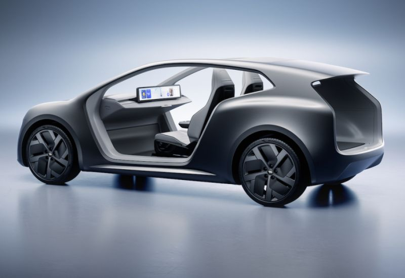 루시드는 테슬라 사이버캡과 경쟁할 무인 택시 개념을 공개했으며, 다른 혁신들도 함께 선보였습니다