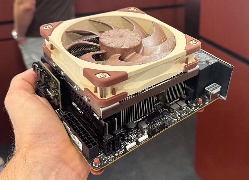 노투아는 AM5용으로 완전 120mm 팬이 장착된 컴팩트하고 강력한 쿨러를 선보였습니다