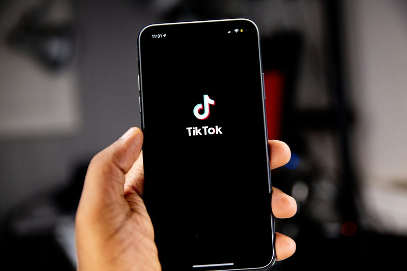 EU는 그들의 “의존적” 디자인 때문에 TikTok과 Instagram을 다룰 것입니다.