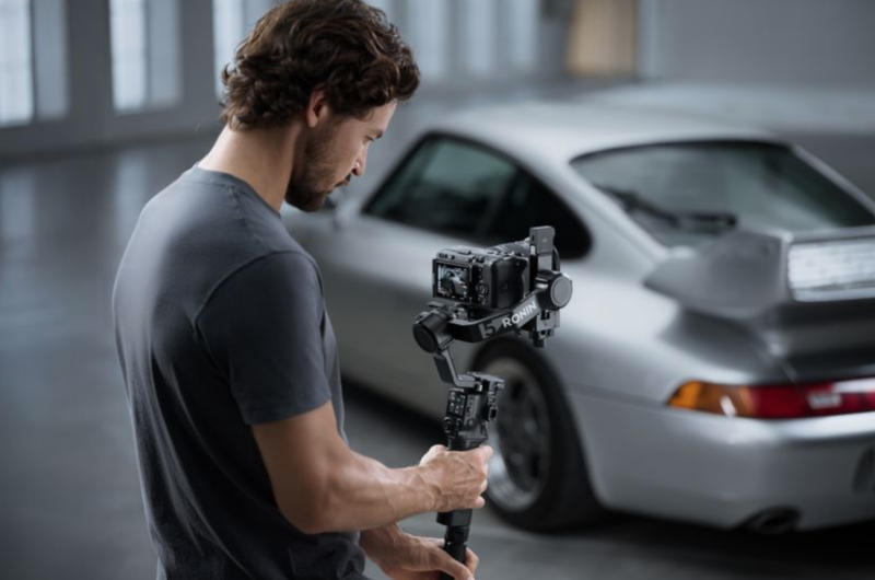 DJI는 최대 3kg까지의 카메라용으로 설계된 가벼운 스테디캠 RS 5를 출시했습니다.