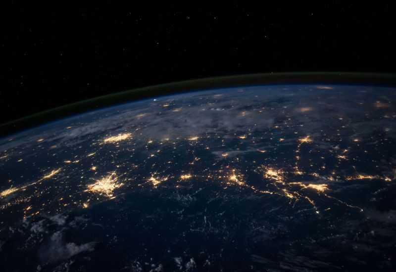 미국은 전 세계적으로 'AI 메신저'를 배치합니다: 트럼프는 기술 군단을 시작해 영향력을 강화하고 중국을 제한했습니다