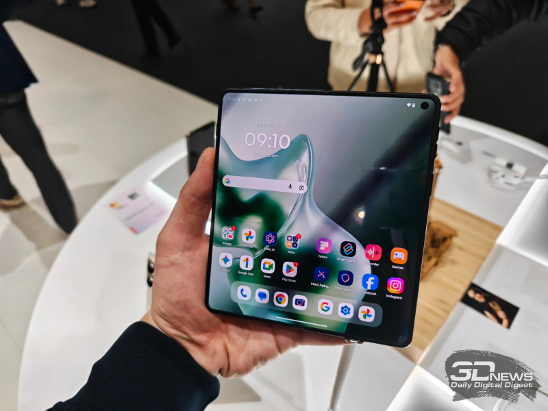 모토로라가 새로운 플렉시블 폰 라즈르 폴드를 발표했다