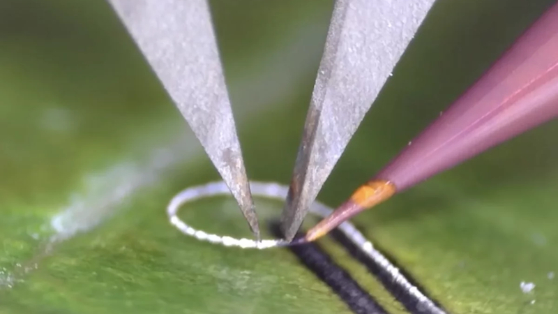 엔지니어들은 살아 있는 조직과 의료용 임플란트에 손상을 주지 않고 전자 부품을 부착할 수 있는 장치를 만들었습니다