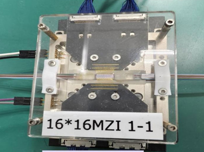 중국 과학자들은 로봇이 즉각적으로 사고하도록 하여 실리콘 광통신의 발전을 가속화하고 있다