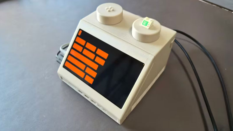 맥 미니를 1970년대 터미널처럼 디자인된 확장형 레고 블록 안에 숨겼습니다