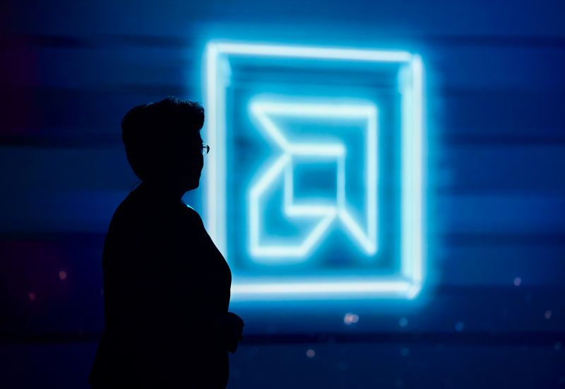 AMD는 4540억 달러의 시가총액을 기록하며 인텔을 거의 3분의 1 가량 앞섰습니다.