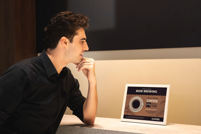 삼성은 피토플랑톤으로 만들어진 컬러 전자잉크를 사용한 독특한 E‑Ink 화면을 데뷔합니다.