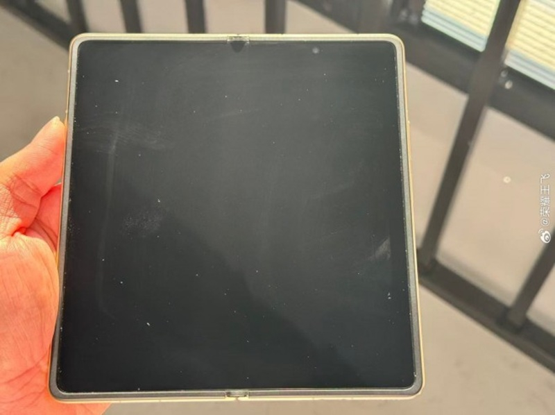 오포와 어너는 화면이 구부러지지 않는 폴더블 휴대전화를 출시할 준비를 하고 있습니다. 이것은 정말 새로운 해결책입니다.