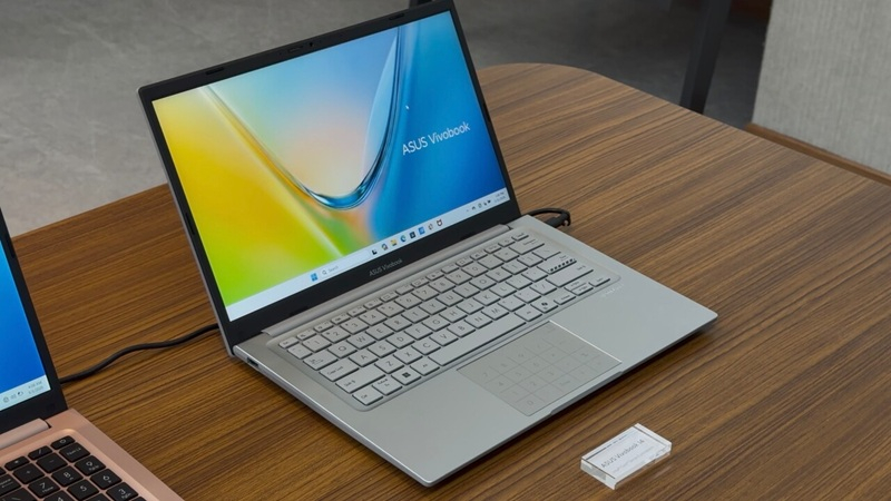 아수스는 6코어 Core 7을 탑재한 경제적인 Vivobook S14와 S16 모델을 발표하며, 이들이 MacBook Neo에 비해 경쟁력이 있다고 주장했다