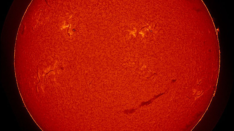 태양이 우리 위에서 웃고 있는 거대한 이모티콘이 되었다