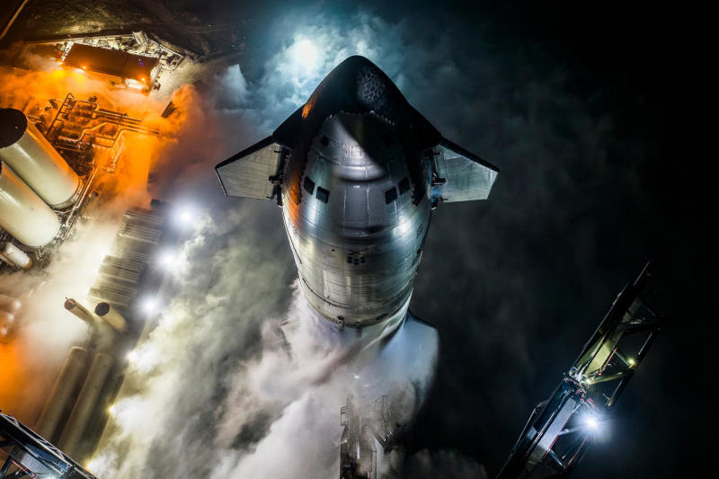 NASA와 SpaceX는 달 착륙 중 수동 조종의 필요성에 대해 논쟁했다