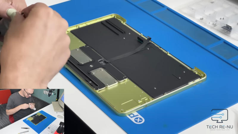 애플 맥북 네오는 예상보다 더 간단했다—배터리까지 붙이지 않았다.